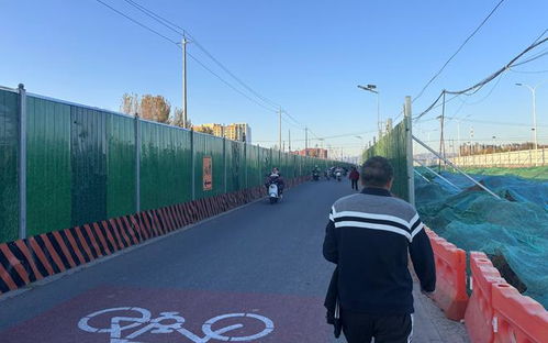 出行困境 立湯路機(jī)動(dòng)車道擁堵致行人歸家路漫漫